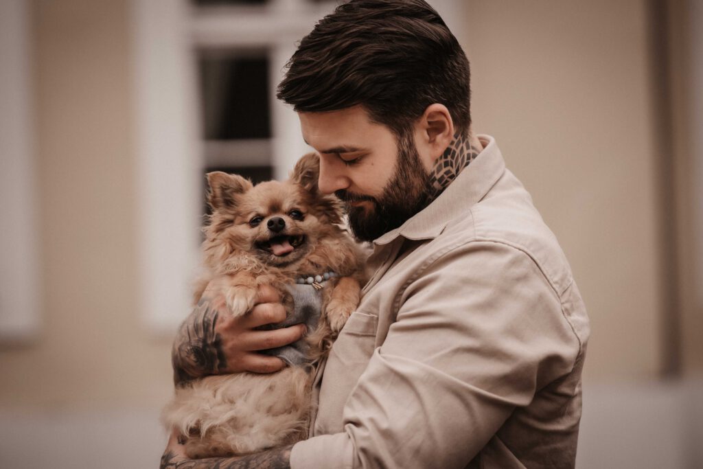 Ja und es zeigt den Videografen Stefan Richter mit seinem Hund Milo